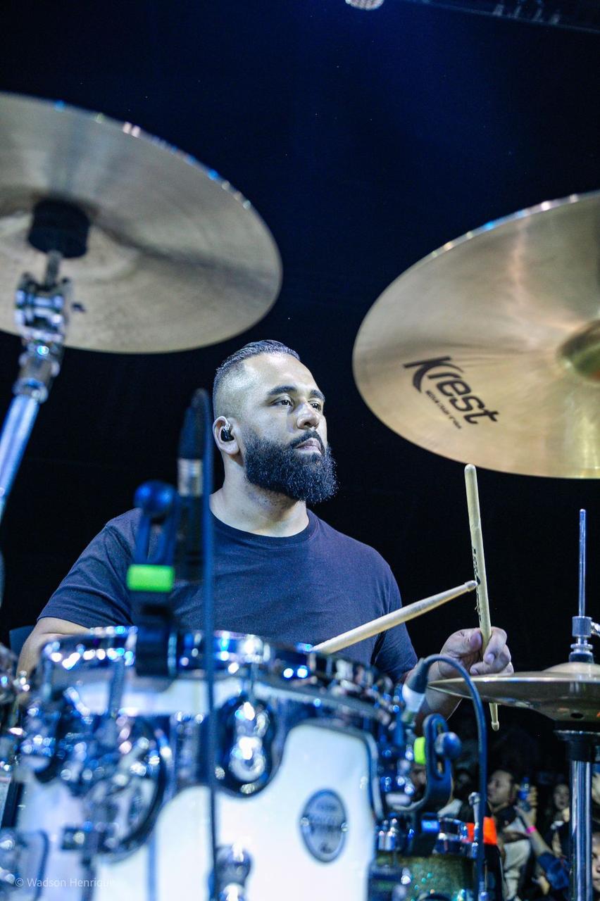 Baterista tocando com pratos Krest Cymbals | Som encorpado e brilho controlado | Ideal para estúdios e apresentações ao vivo