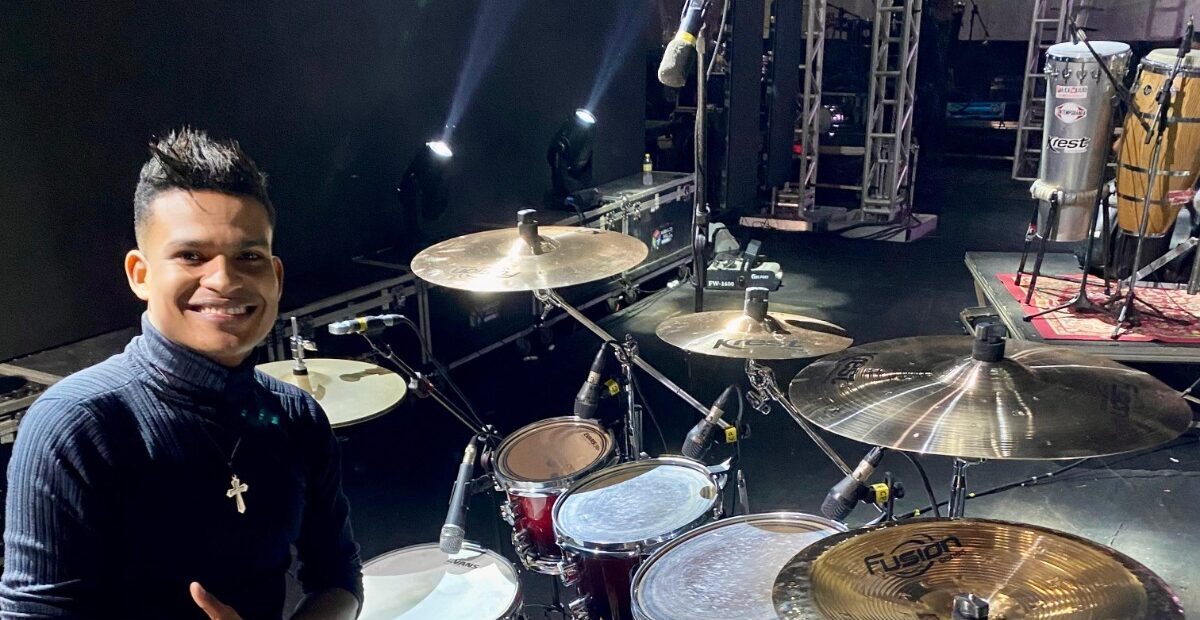 Baterista tocando com pratos Krest Cymbals | Som encorpado e brilho controlado | Ideal para estúdios e apresentações ao vivo