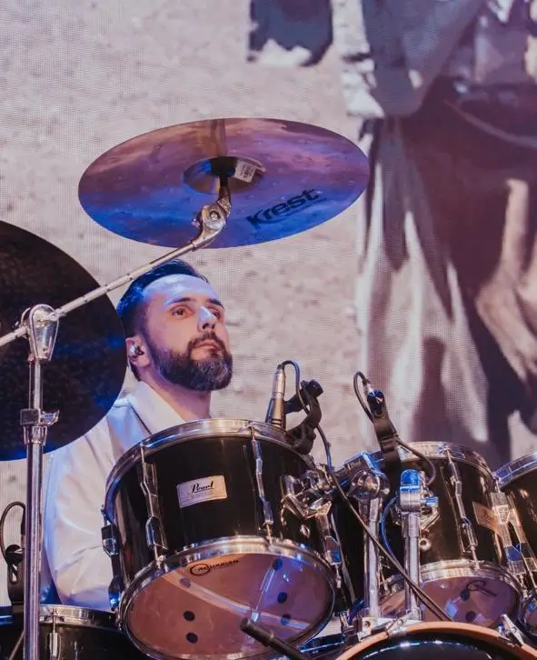 Baterista tocando com pratos Krest Cymbals | Som encorpado e brilho controlado | Ideal para estúdios e apresentações ao vivo
